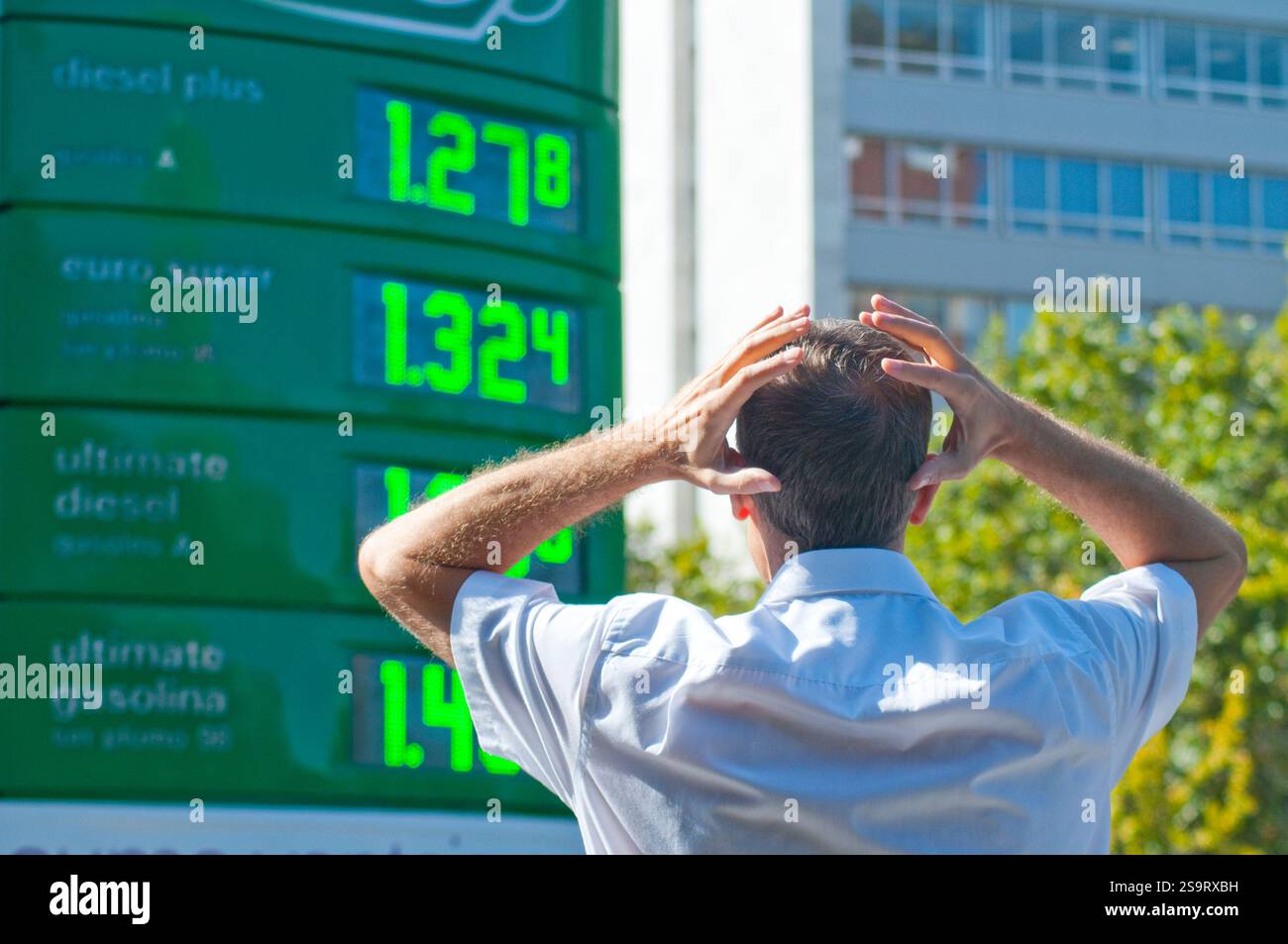 Ein Mann, der erstaunt über die Benzinpreise aussieht. Stockfoto
