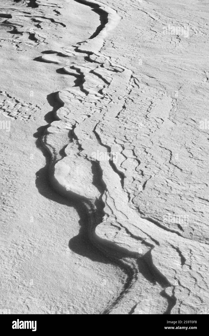 Nahaufnahme der Hintergrundtextur für frischen Schnee, Schneemuster, Kallahdenniemi, Helsinki, Finnland. Stockfoto