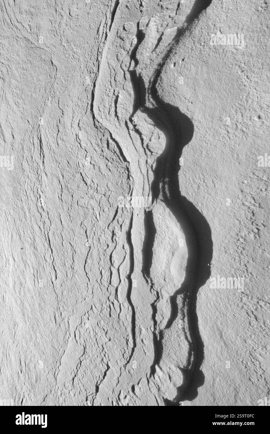 Nahaufnahme der Hintergrundtextur für frischen Schnee, Schneemuster, Kallahdenniemi, Helsinki, Finnland. Stockfoto