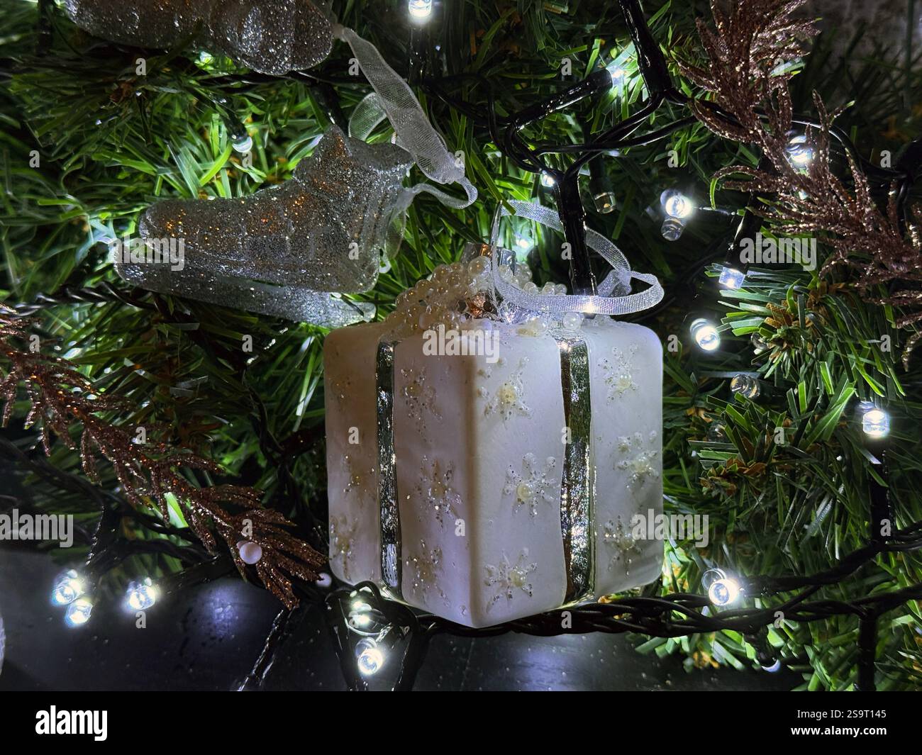 Weihnachtsbaumschmuck in Form einer weißen Geschenkbox Stockfoto