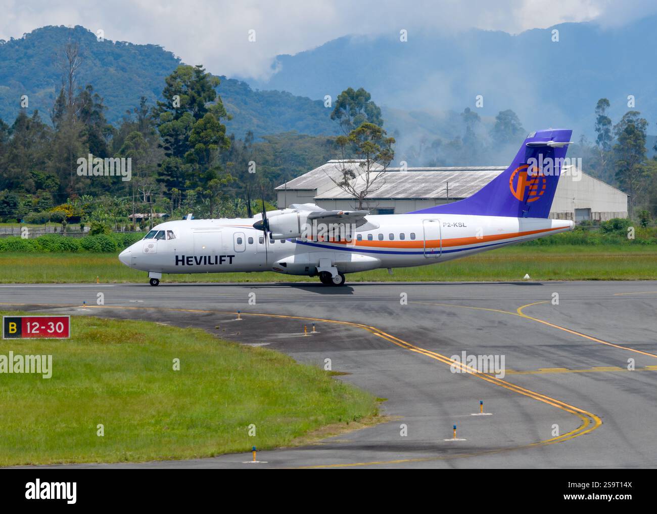 Hevilift ATR 42 am Flughafen Mount Hagen (Kagamuga). Hevilift Airline ATR 42-500 Flugzeug. Stockfoto