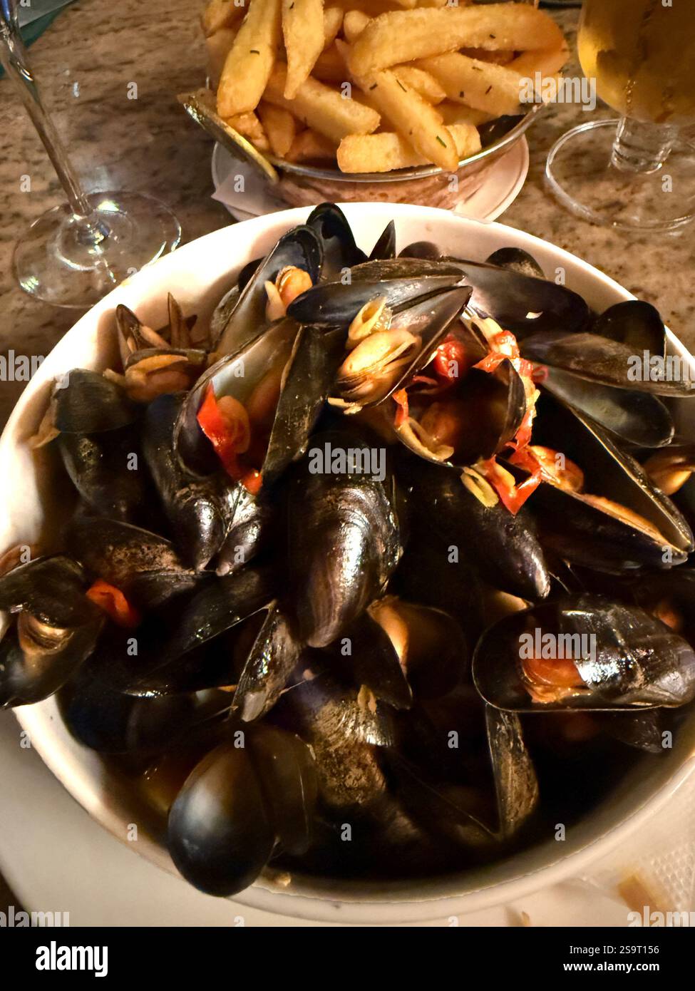 Eine Schüssel Moules Mariniere, Muscheln in Weißwein, Sahne und Knoblauch Stockfoto
