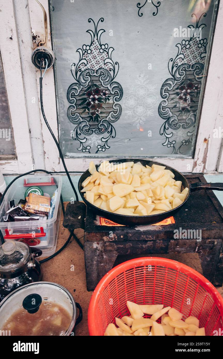Kartoffeln gebraten in der Pfanne, Küche im armen Flüchtlingslager Bettler Stockfoto