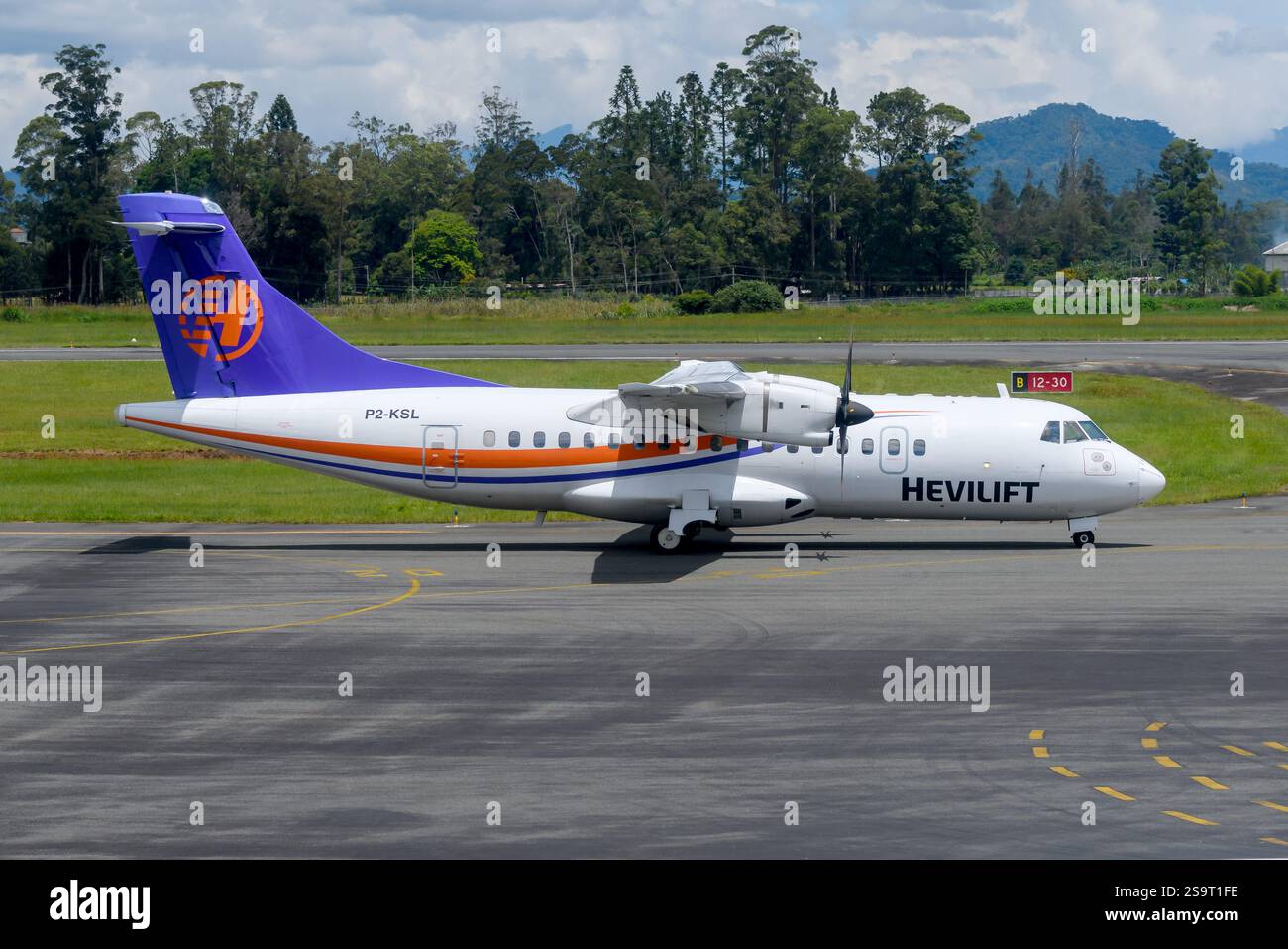 Hevilift ATR 42 am Flughafen Mount Hagen (Kagamuga). Hevilift Airline ATR 42-500 Flugzeug. Stockfoto