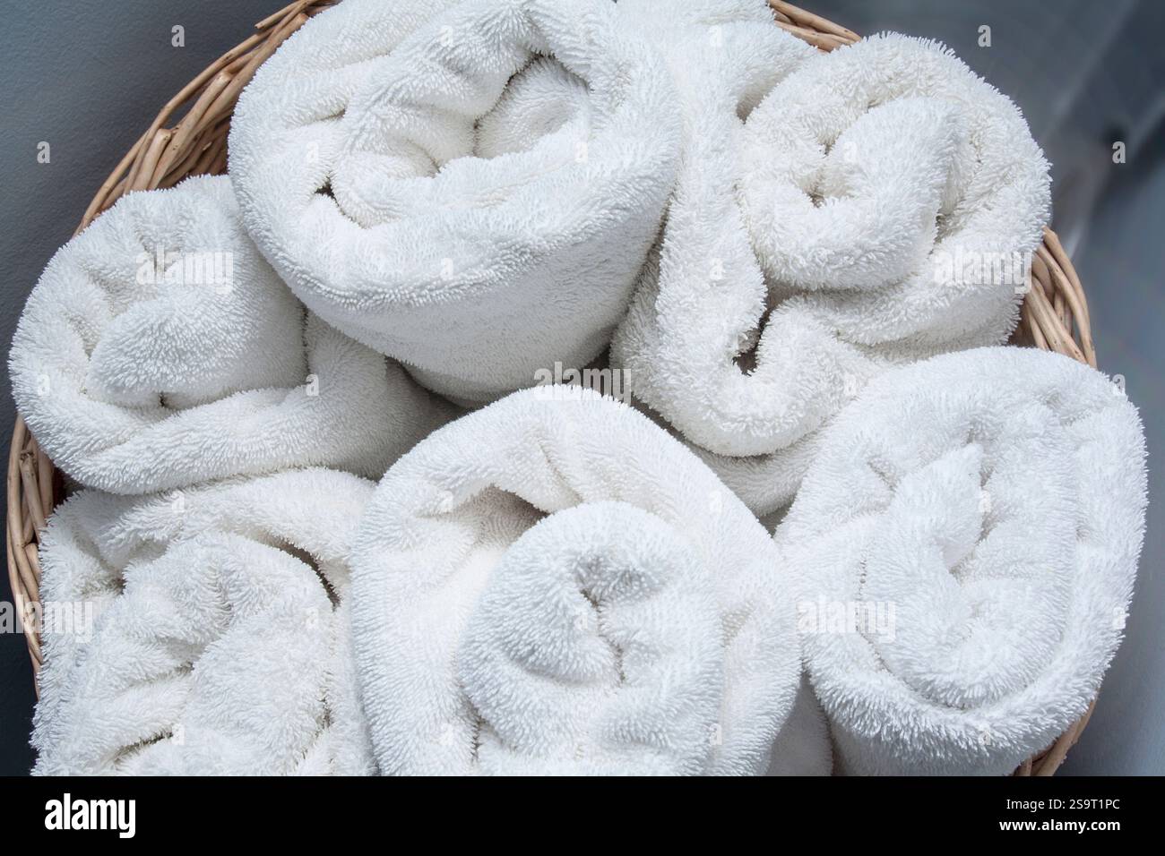 Weiße Handtücher in einem Spa. Stockfoto