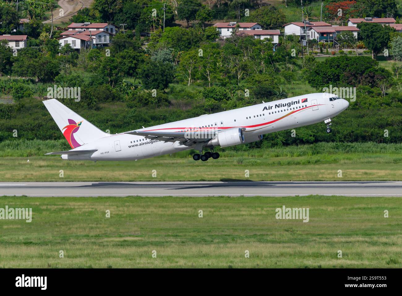 Air Niugni Boeing 767-300 startete. Flugzeug 767 der Air Niugini Airline. Ebene B767. Stockfoto