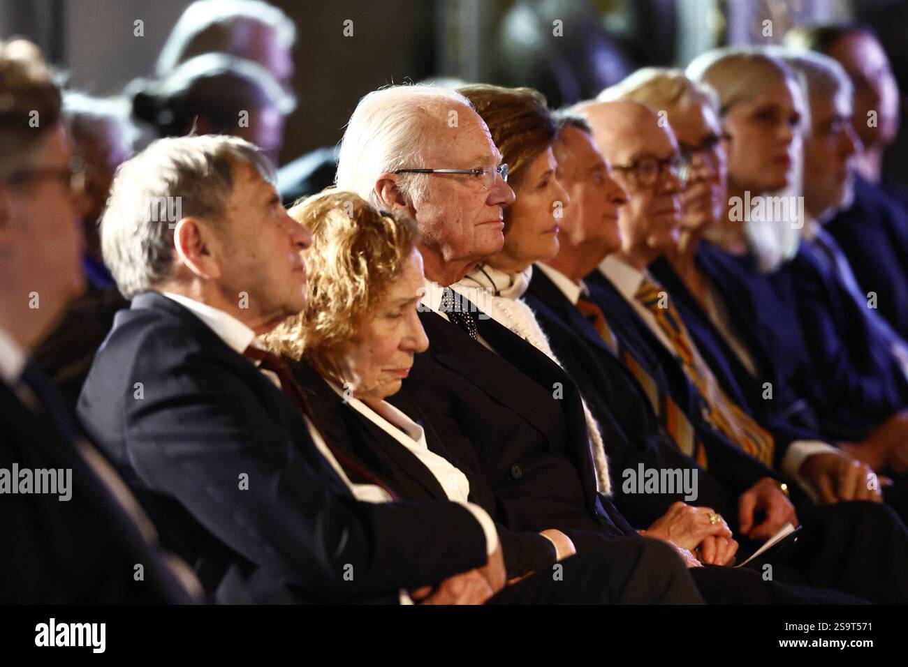 Stockholm, Schweden. Januar 2025. Die Überlebenden Jovan und Dina Rajs, König Carl Gustaf und Königin Silvia während einer Gedenkfeier für Holocaust-Opfer am Holocaust-Gedenktag am 27. januar 2025 in der Eric Ericsson Hall in Stockholm Schweden.Foto: Stefan Jerrevång/TT/Code 60160 Credit: TT News Agency/Alamy Live News Stockfoto