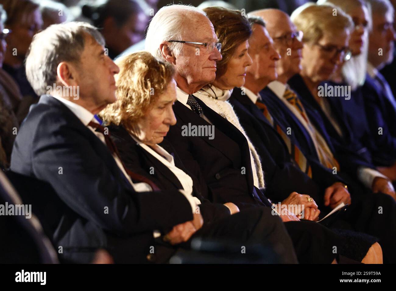 Stockholm, Schweden. Januar 2025. Die Überlebenden Jovan und Dina Rajs, König Carl Gustaf und Königin Silvia während einer Gedenkfeier für Holocaust-Opfer am Holocaust-Gedenktag am 27. januar 2025 in der Eric Ericsson Hall in Stockholm Schweden.Foto: Stefan Jerrevång/TT/Code 60160 Credit: TT News Agency/Alamy Live News Stockfoto