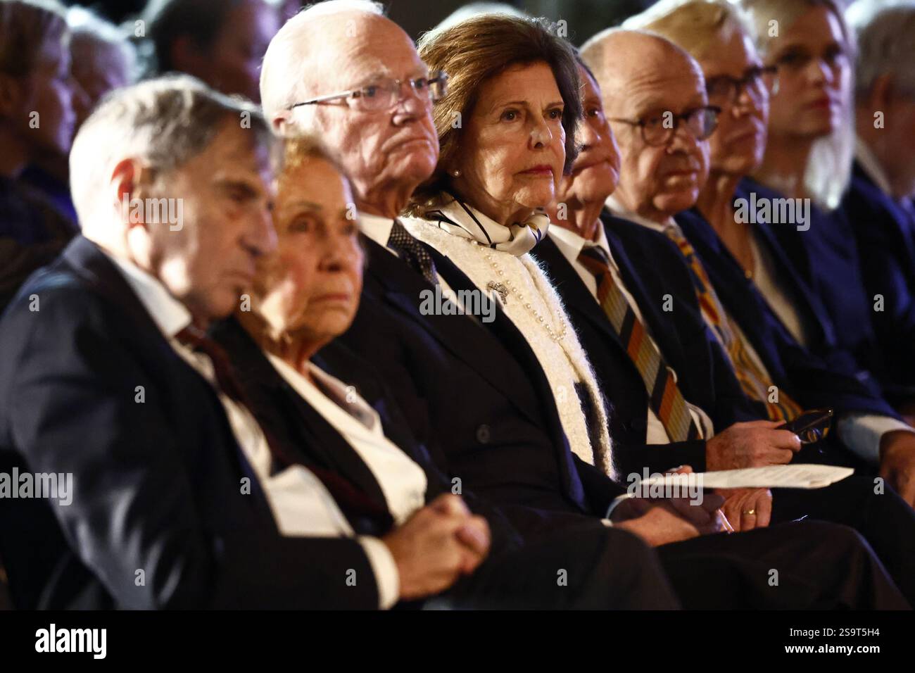 Stockholm, Schweden. Januar 2025. Die Überlebenden Jovan und Dina Rajs, König Carl Gustaf und Königin Silvia während einer Gedenkfeier für Holocaust-Opfer am Holocaust-Gedenktag am 27. januar 2025 in der Eric Ericsson Hall in Stockholm Schweden.Foto: Stefan Jerrevång/TT/Code 60160 Credit: TT News Agency/Alamy Live News Stockfoto