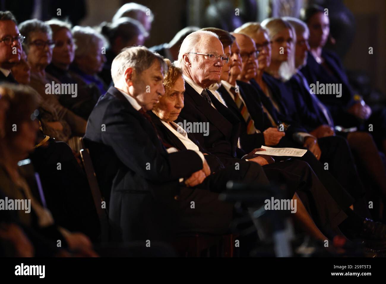 Stockholm, Schweden. Januar 2025. Die Überlebenden Jovan und Dina Rajs, König Carl Gustaf und Königin Silvia während einer Gedenkfeier für Holocaust-Opfer am Holocaust-Gedenktag am 27. januar 2025 in der Eric Ericsson Hall in Stockholm Schweden.Foto: Stefan Jerrevång/TT/Code 60160 Credit: TT News Agency/Alamy Live News Stockfoto