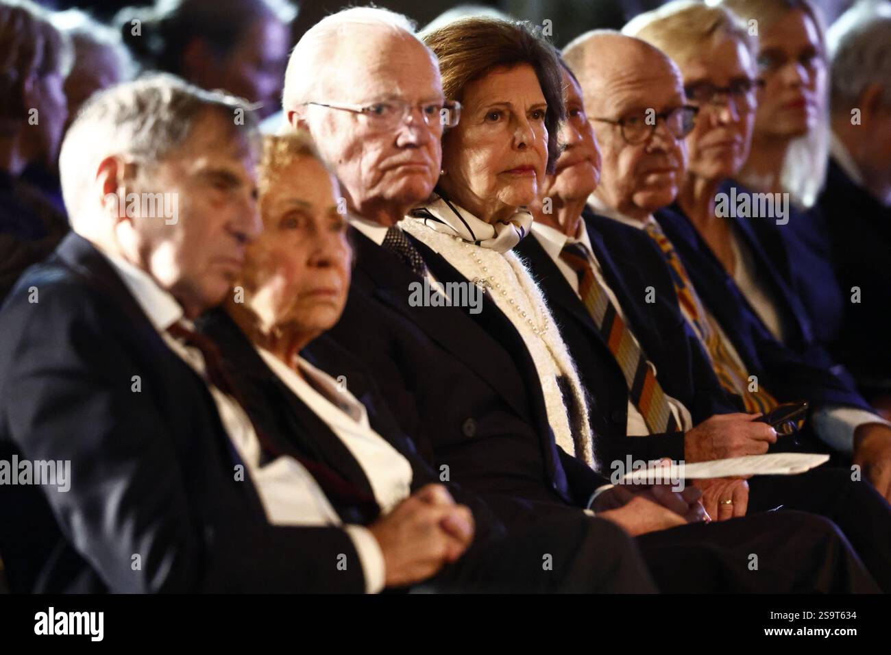 Stockholm, Schweden. Januar 2025. Die Überlebenden Jovan und Dina Rajs, König Carl Gustaf und Königin Silvia während einer Gedenkfeier für Holocaust-Opfer am Holocaust-Gedenktag am 27. januar 2025 in der Eric Ericsson Hall in Stockholm Schweden.Foto: Stefan Jerrevång/TT/Code 60160 Credit: TT News Agency/Alamy Live News Stockfoto