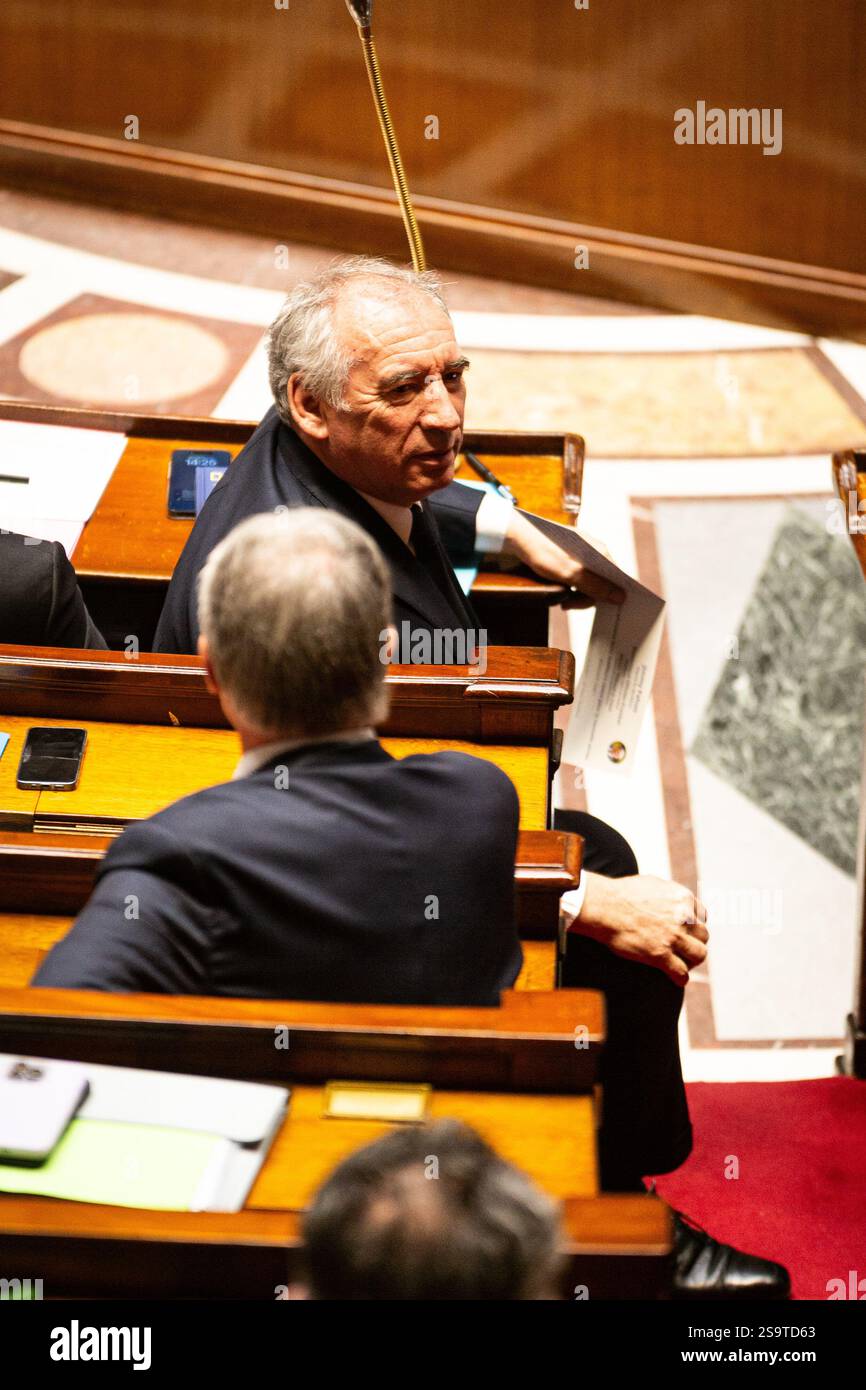 Paris, Frankreich. Januar 2025. Francois Bayrou, französischer Premierminister während der Sitzung der Anfragen an die französische Regierung in der Nationalversammlung. Eine wöchentliche Sitzung zur Befragung der französischen Regierung findet im Hämoryklikel der Nationalversammlung statt. (Credit Image: © Telmo Pinto/SOPA Images via ZUMA Press Wire) NUR REDAKTIONELLE VERWENDUNG! Nicht für kommerzielle ZWECKE! Stockfoto