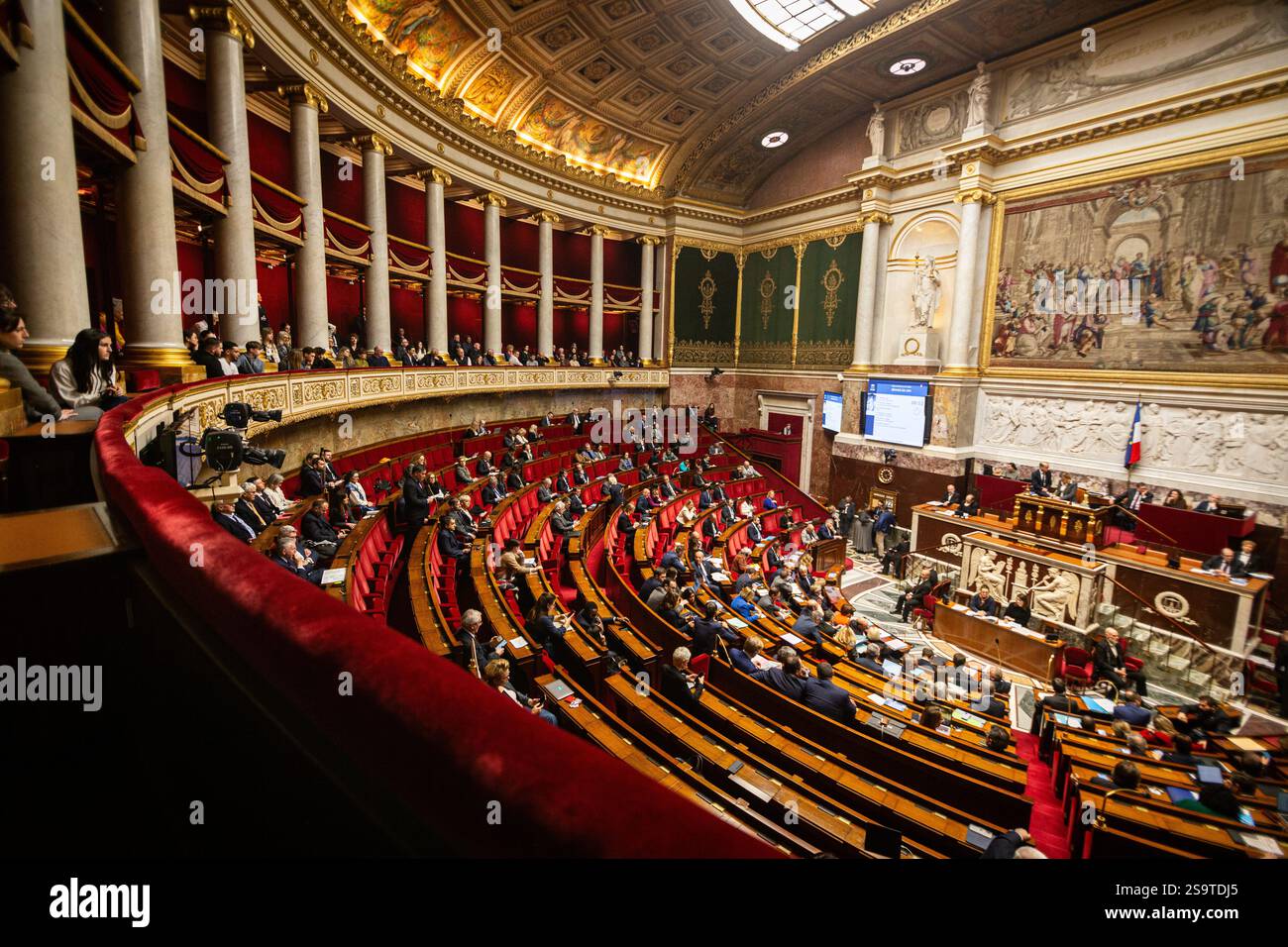 Paris, Frankreich. Januar 2025. Allgemeine Sicht auf den Hämozykel während der Sitzung der Anfragen an die französische Regierung in der Nationalversammlung. Eine wöchentliche Sitzung zur Befragung der französischen Regierung findet im Hämoryklikel der Nationalversammlung statt. (Credit Image: © Telmo Pinto/SOPA Images via ZUMA Press Wire) NUR REDAKTIONELLE VERWENDUNG! Nicht für kommerzielle ZWECKE! Stockfoto