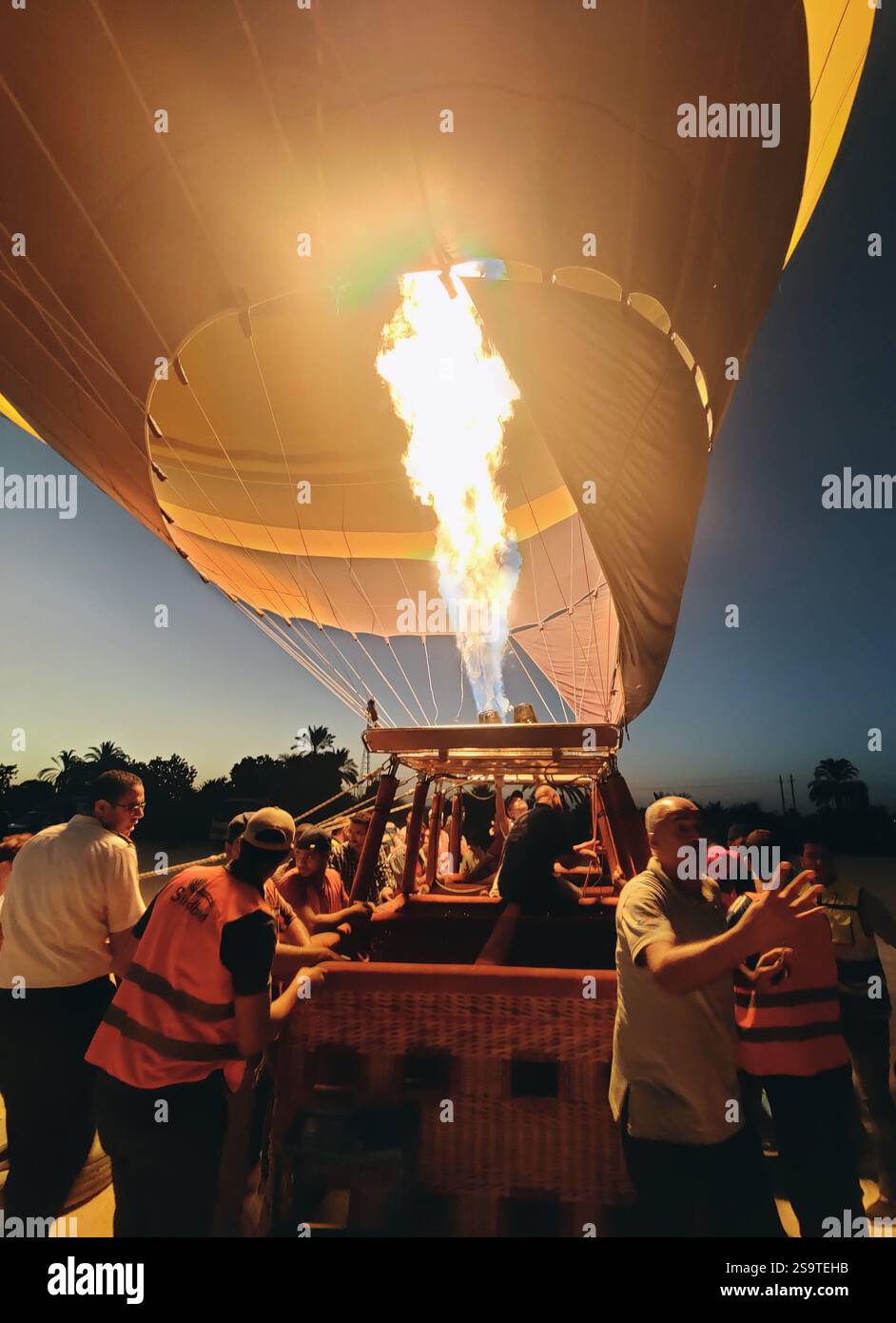 Im Morgengrauen steigt das Abenteuer im Heißluftballon unter dem frühen Morgenhimmel auf. Stockfoto