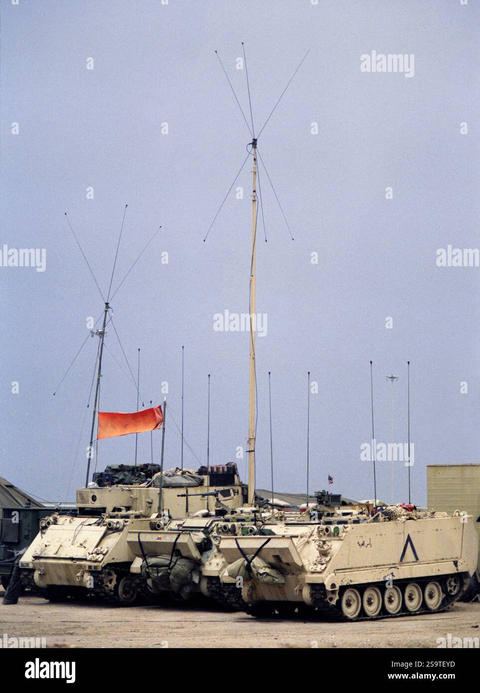 Erster Golfkrieg: 23. März 1991 Mittelwellen-Antennen und Antennen keimen von M113 gepanzerten Personals-Trägern der 3. Panzerdivision der US Army. Diese Kommunikationsanlage befand sich neben dem Highway 8, wo sie den Highway 1 bei Safwan im südlichen Irak überquert, nur wenige Kilometer vom Flugplatz entfernt, wo der Waffenstillstand unterzeichnet wurde, um die Operation Desert Storm offiziell auszusetzen. Stockfoto