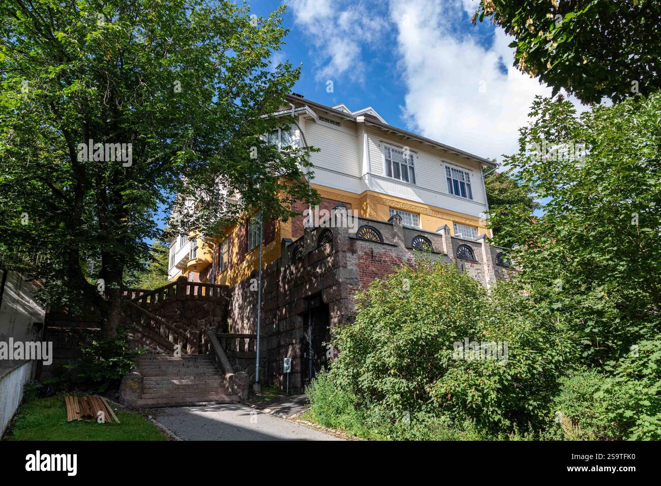 Flacher Blick auf ein Herrenhaus auf dem Hügel bei Mustainveljestenkuja in Turku, Finnland Stockfoto