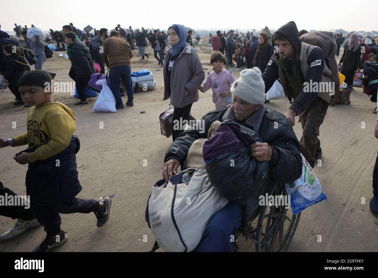 Displaced Palestinians return to their homes in the northern Gaza Strip ...