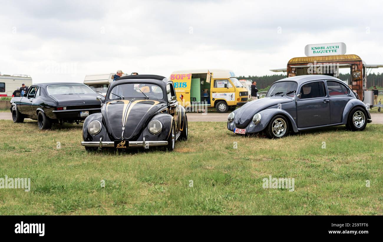 FINOWFURT, DEUTSCHLAND - 11. MAI 2024: Die Kleinwagen Volkswagen Käfer. Saisoneröffnung des Race 61 Festivals. Stockfoto