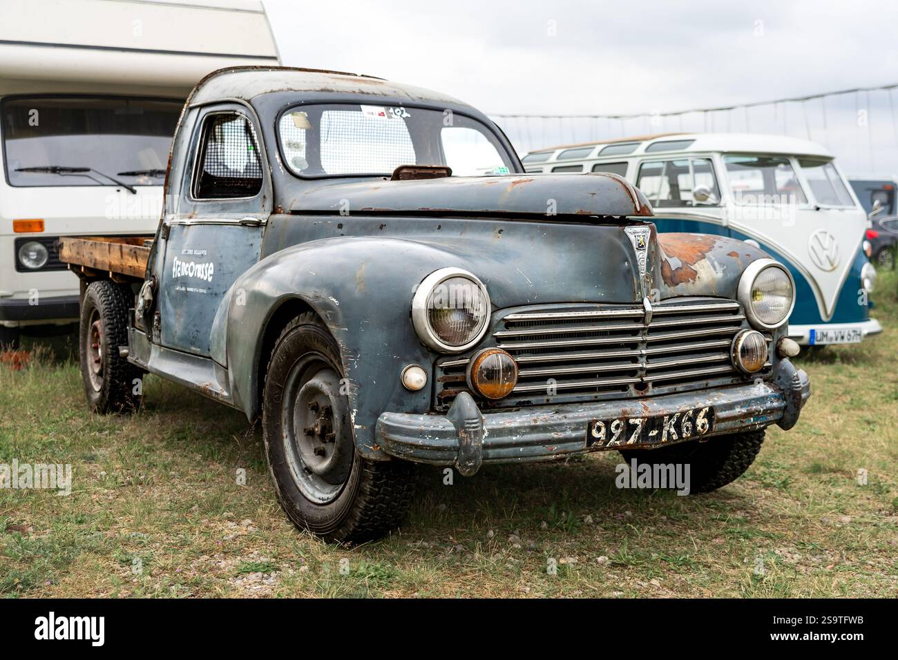 FINOWFURT, DEUTSCHLAND - 11. MAI 2024: Der Pickup Truck Peugeot 203. Saisoneröffnung des Race 61 Festivals. Stockfoto