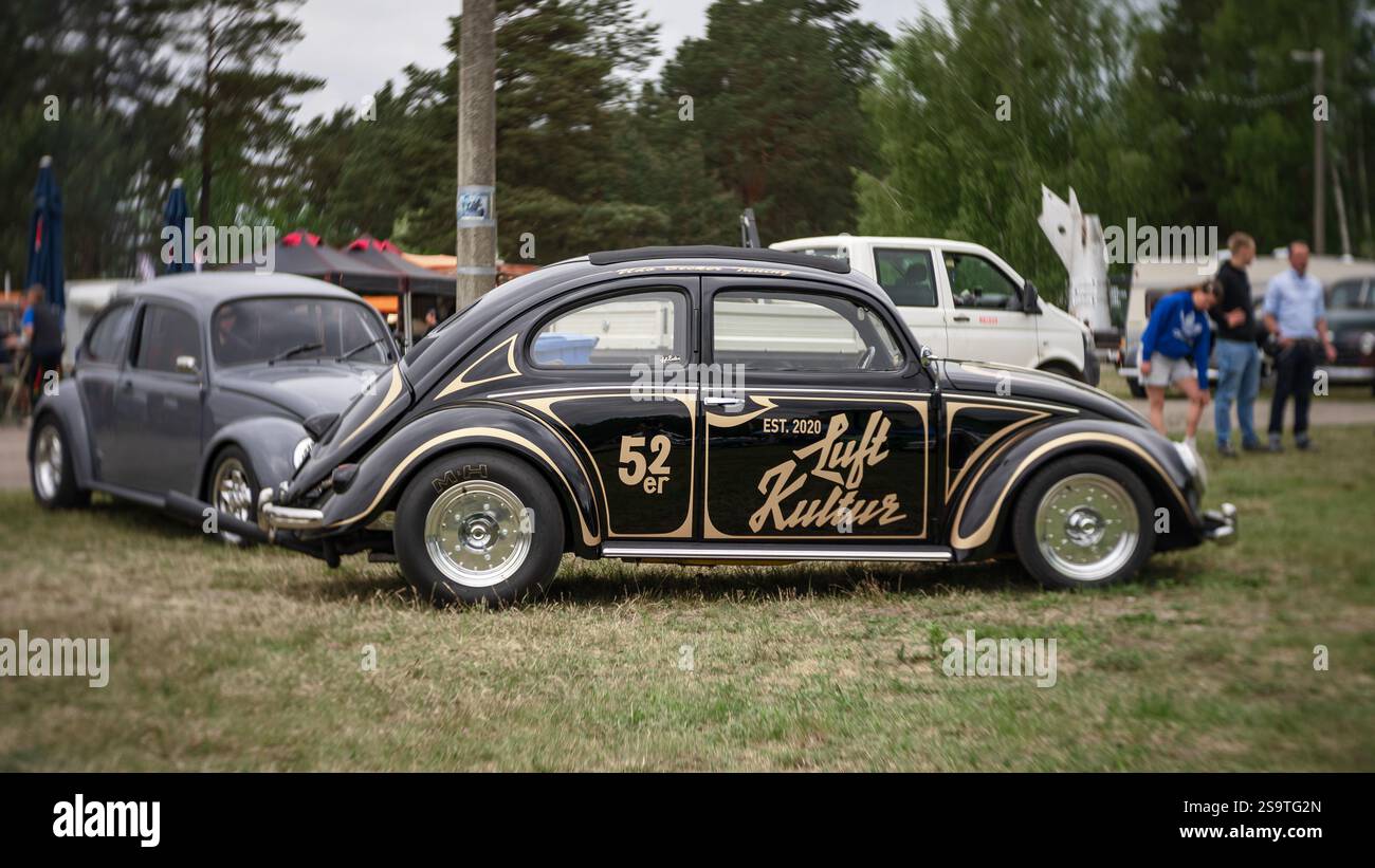 FINOWFURT, DEUTSCHLAND - 11. MAI 2024: Der Kleinwagen Volkswagen Beetle. Kunstlinse. Bokeh drehen. Saisoneröffnung des Race 61 Festivals. Stockfoto
