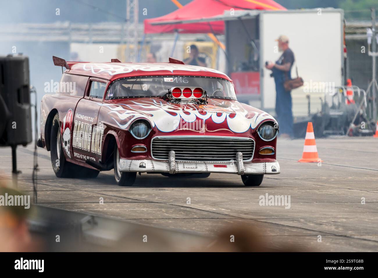 FINOWFURT, DEUTSCHLAND - 11. MAI 2024: Ein Rennwagen (Dragster) Chevrolet Nomad 'YesMad' auf der Boxengasse. Saisoneröffnung des Race 61 Festivals. Stockfoto