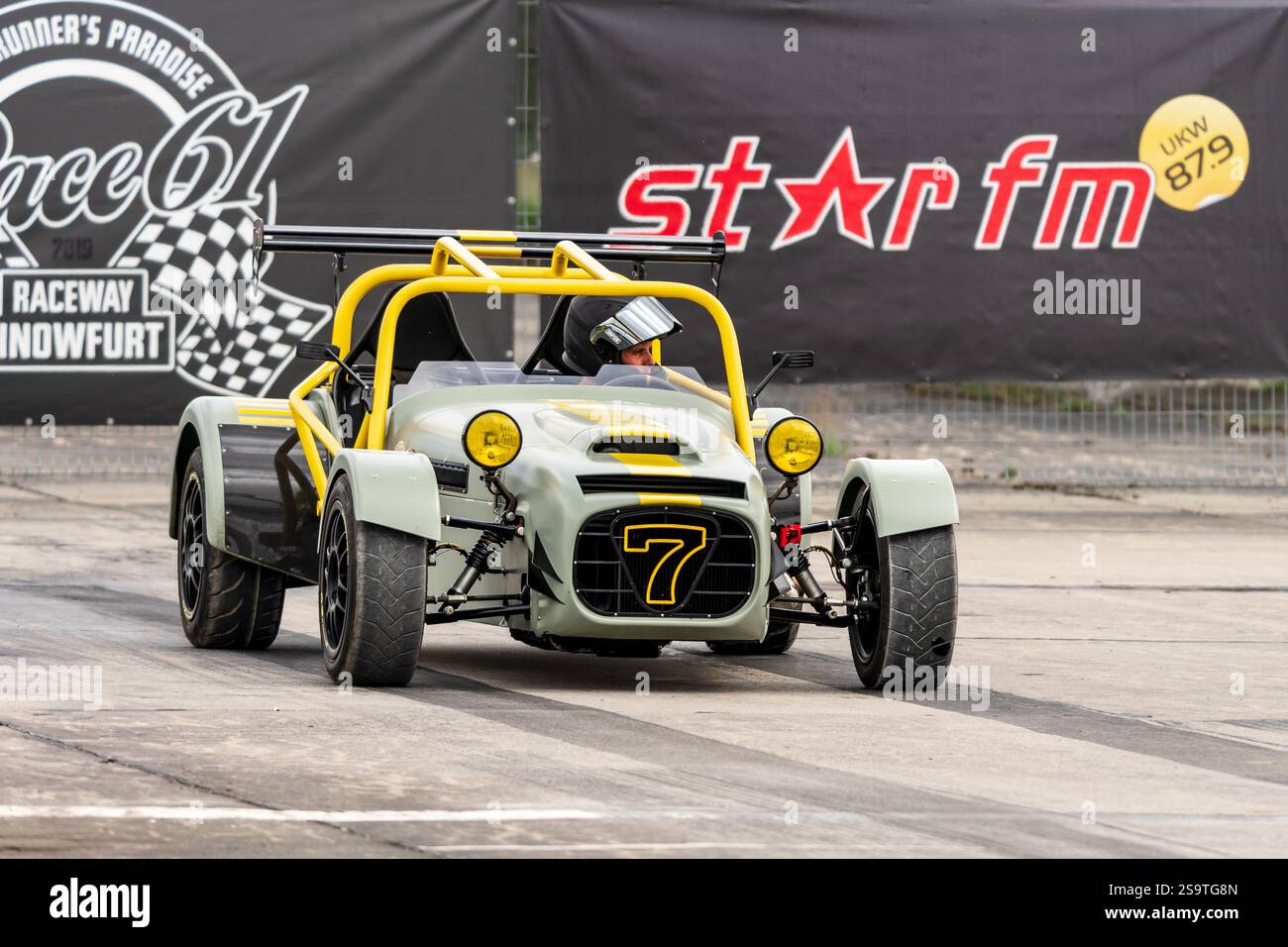 FINOWFURT, DEUTSCHLAND - 11. MAI 2024: Ein Sportwagen Lotus Seven in der Boxengasse. Saisoneröffnung des Race 61 Festivals. Stockfoto
