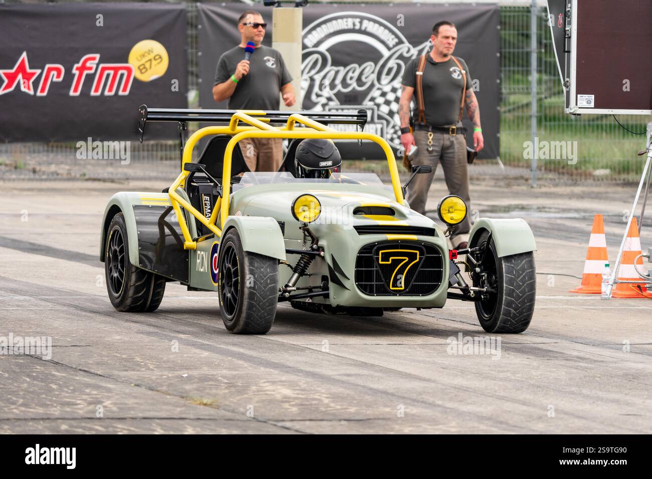 FINOWFURT, DEUTSCHLAND - 11. MAI 2024: Ein Sportwagen Lotus Seven in der Boxengasse. Saisoneröffnung des Race 61 Festivals. Stockfoto