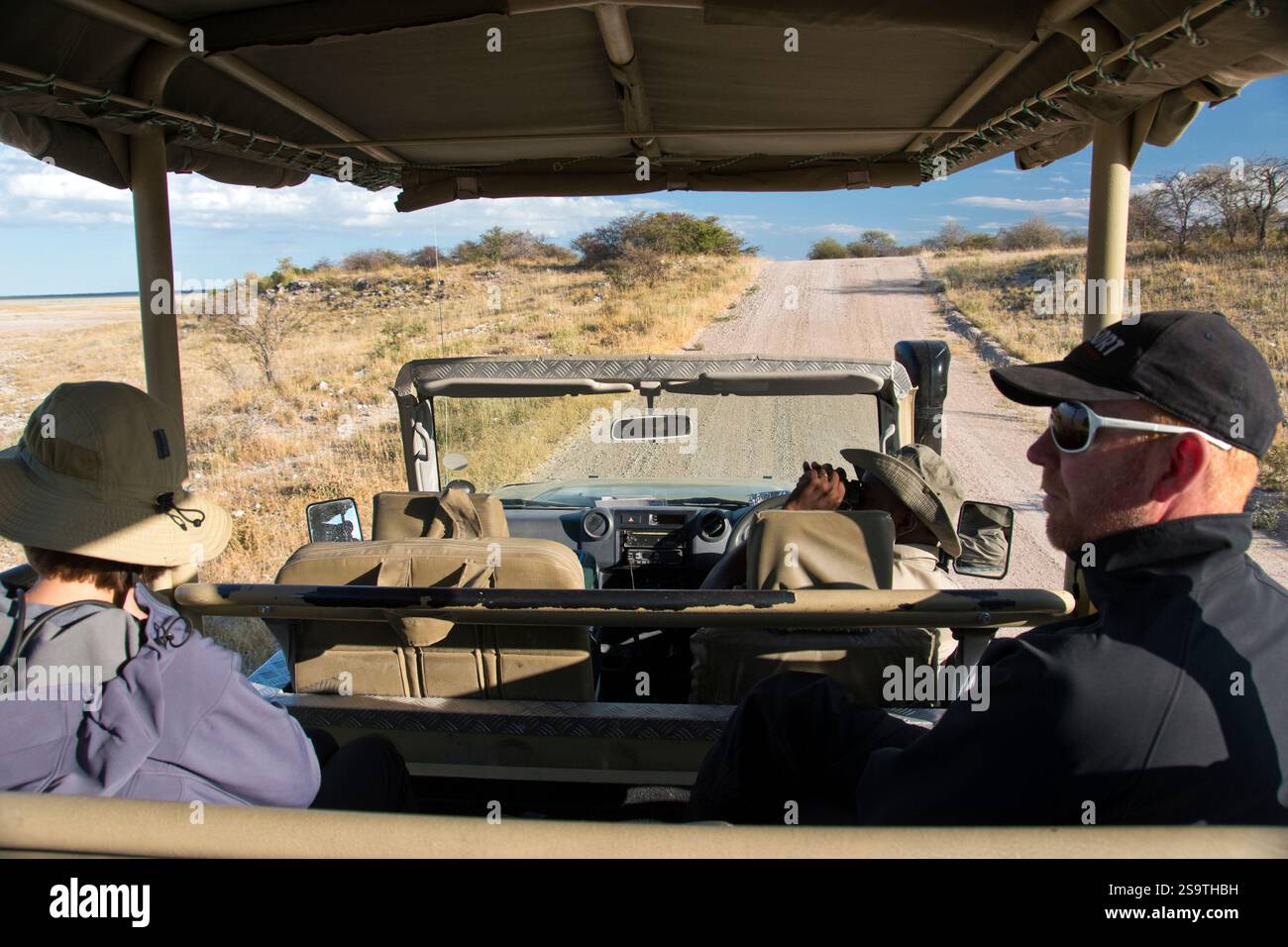 Touristen beobachten die Tierwelt von einem Safari-Truck aus im Etosha-Nationalpark, Namibia. Stockfoto