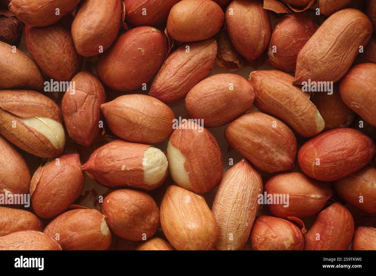 Ein leicht gerösteter Erdnusshintergrund. Nahaufnahme. Stockfoto