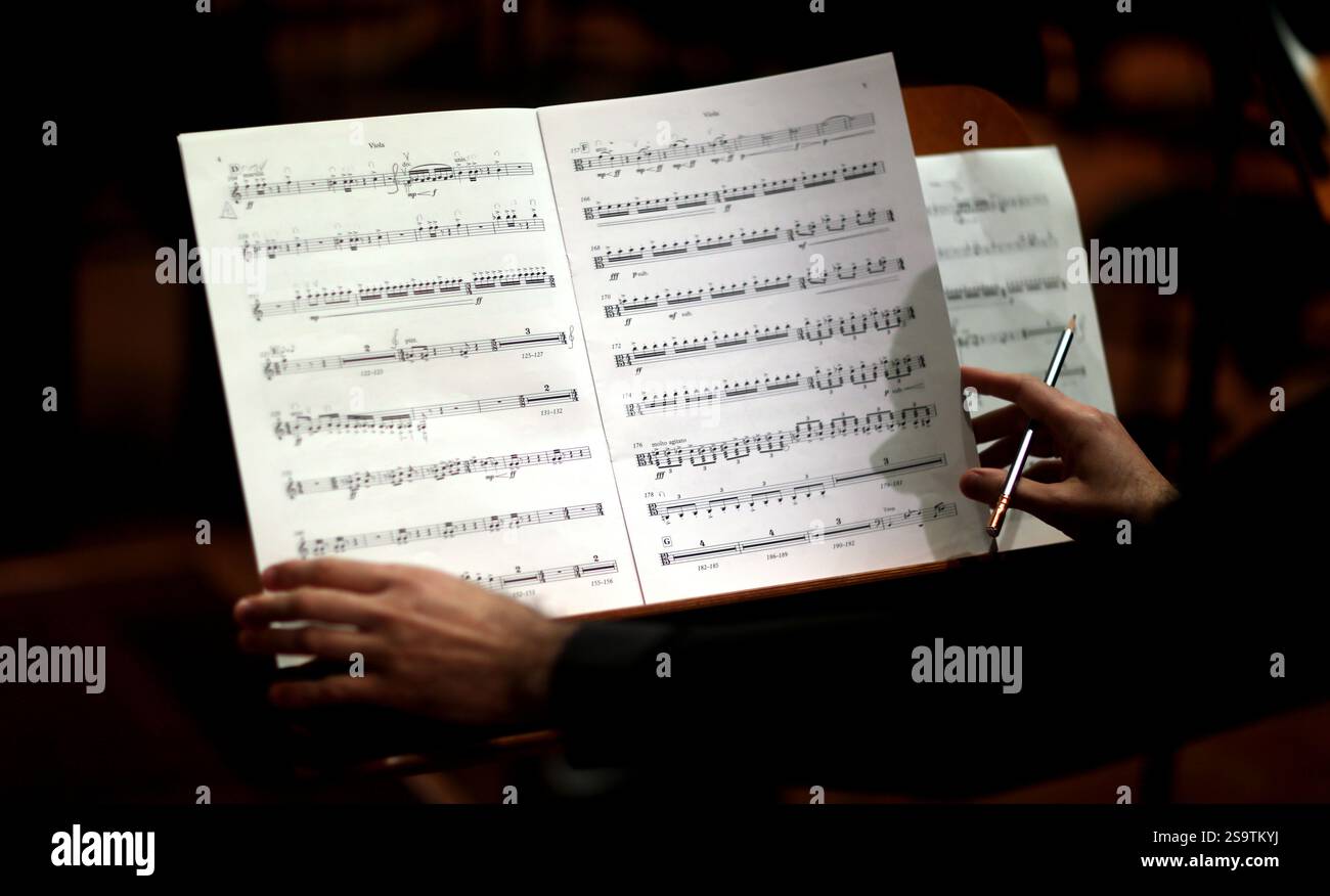 Ein Musiker ist bereit, etwas Musik beim Training zu markieren. Stockfoto