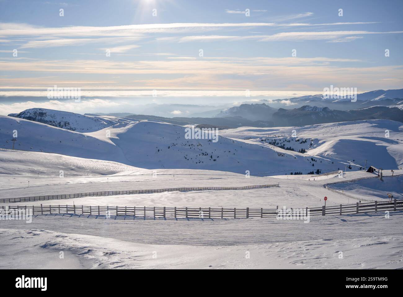 Wunderschöne Landschaft der Bucegi Berge im Winter mit Schnee rundum. Sie gehören zur Gruppe der Südkarpaten. Stockfoto