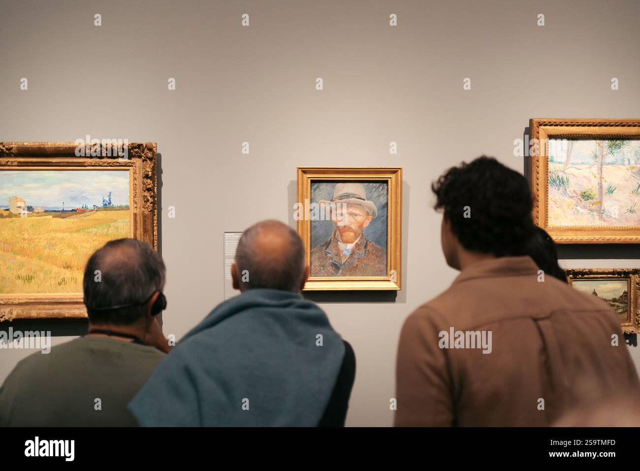 Touristen sehen sich das berühmte Gemälde „Selbstporträt“ von Vincent van Gogh an, das im Rijksmuseum ausgestellt wurde. Stockfoto