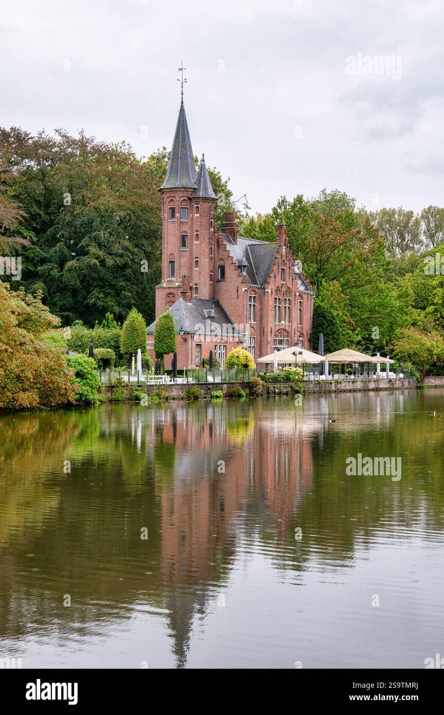 Brügge, Belgien - 27. September 2024: Kasteel Minnewater Restaurant am Ende des Sees der Liebe in Brügge. Stockfoto