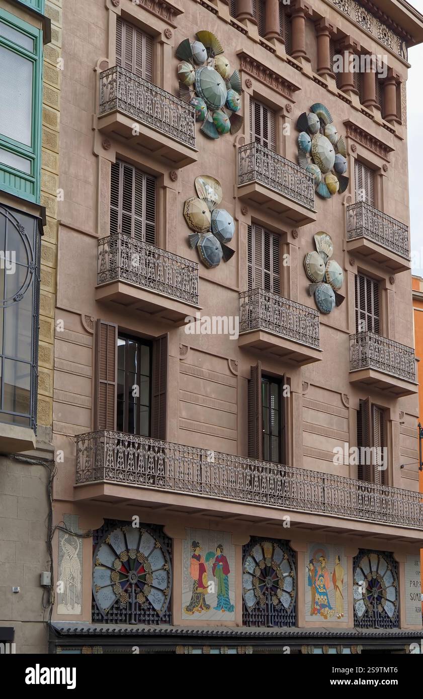 Casa Bruno Cuadros, eklektisches, modernistisches Haus von Josep Vilaseca, dekoriert mit Sonnenschirmen, La Rambla, Barcelona, Katalonien, Spanien, Europa Stockfoto
