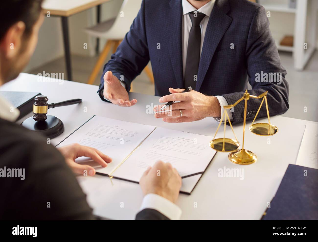 Ein nicht erkennbarer Anwalt berät seinen neuen Mandanten Stockfoto