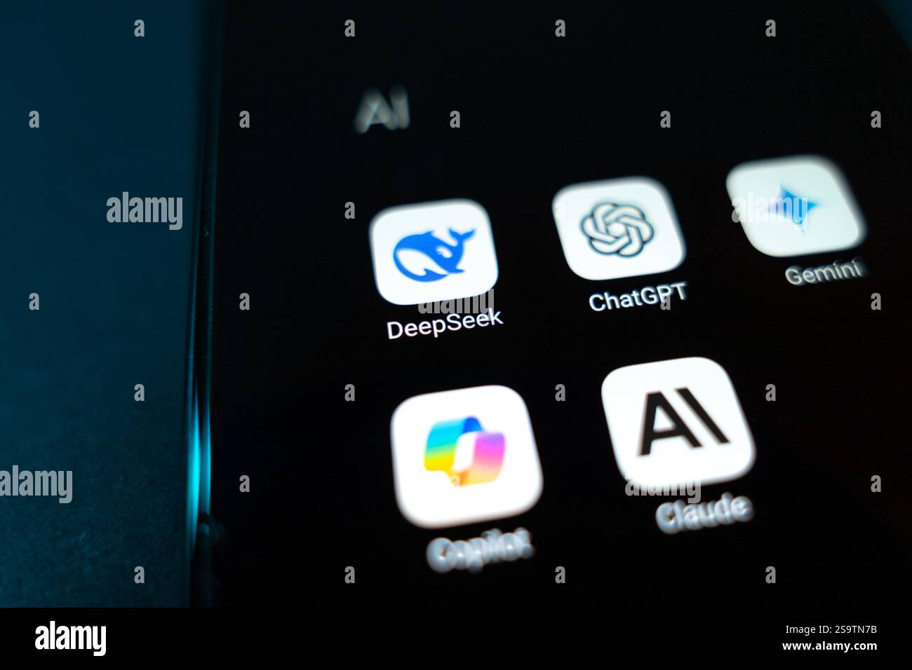 Eine Sammlung beliebter KI-Apps, darunter Deepseek, ChatGPT, Gemini und Claude, Präsentation der vielfältigen Landschaft der av-Werkzeuge für künstliche Intelligenz Stockfoto