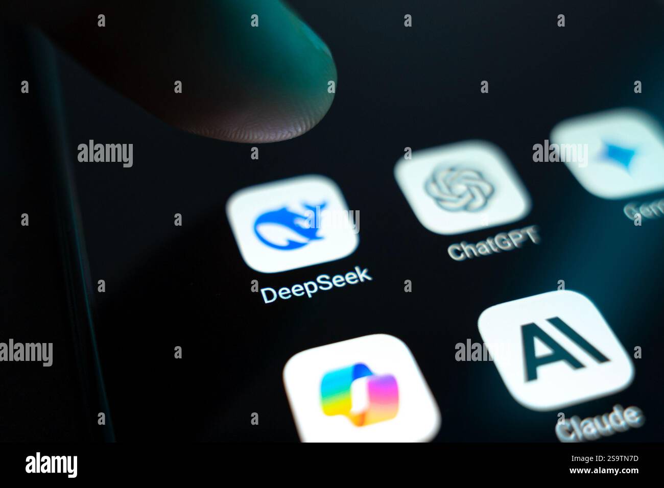 DeepSeek und ChatGPT OpenAI Apps auf Smarthphonescreen. Januar 2025 Stockfoto