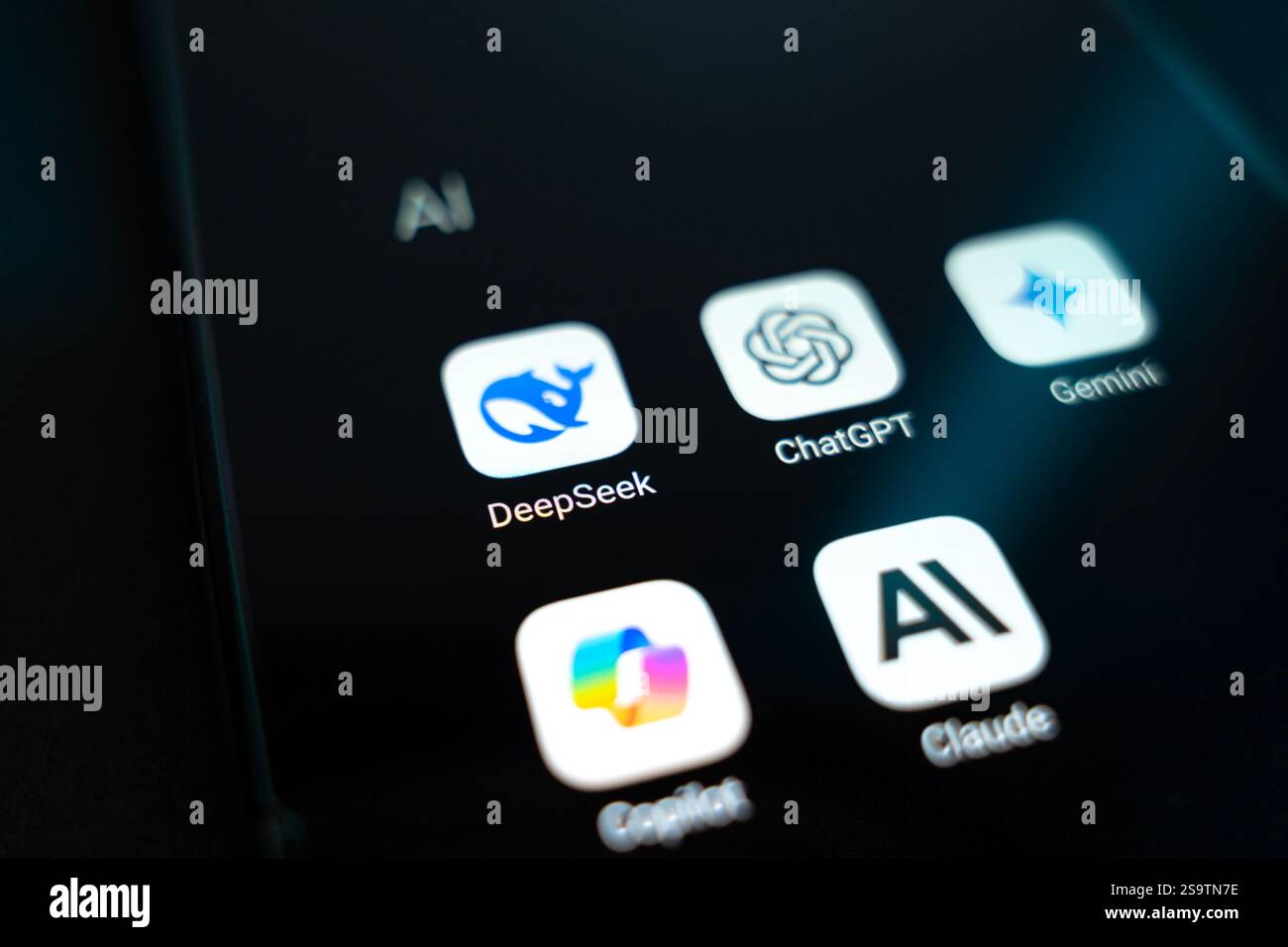 Eine Sammlung beliebter KI-Apps, darunter Deepseek, ChatGPT, Gemini und Claude, Präsentation der vielfältigen Landschaft der av-Werkzeuge für künstliche Intelligenz Stockfoto