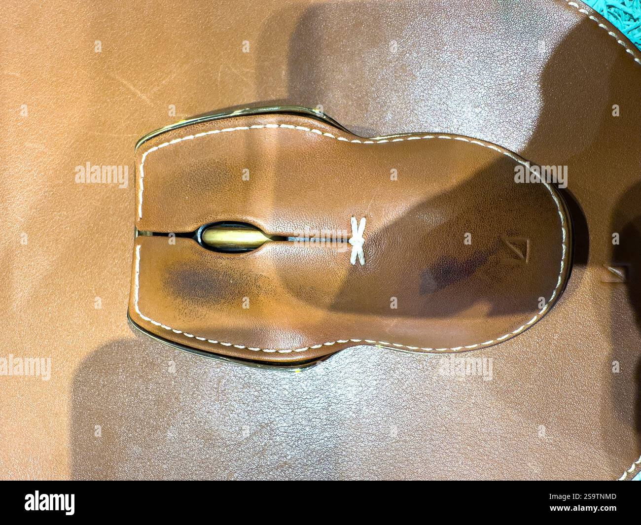 Elegantes braunes Lederaccessoire zeigt handwerkliches Können und kompliziertes Design Stockfoto