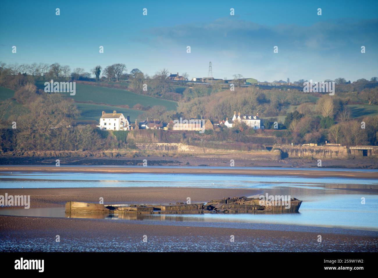 Bei Ebbe in der Severn Mündung sind die Wracks der beiden Lastkähne Arkendale H und Wastdale H sichtbar, die 1960 Sharpness Dock und in Thic überschlugen Stockfoto