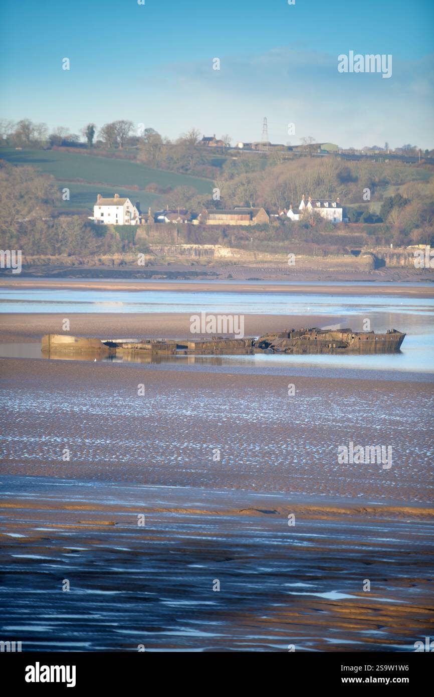 Bei Ebbe in der Severn Mündung sind die Wracks der beiden Lastkähne Arkendale H und Wastdale H sichtbar, die 1960 Sharpness Dock und in Thic überschlugen Stockfoto