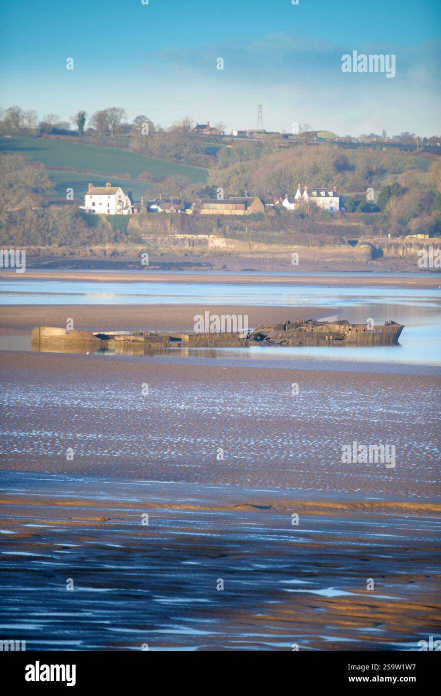 Bei Ebbe in der Severn Mündung sind die Wracks der beiden Lastkähne Arkendale H und Wastdale H sichtbar, die 1960 Sharpness Dock und in Thic überschlugen Stockfoto