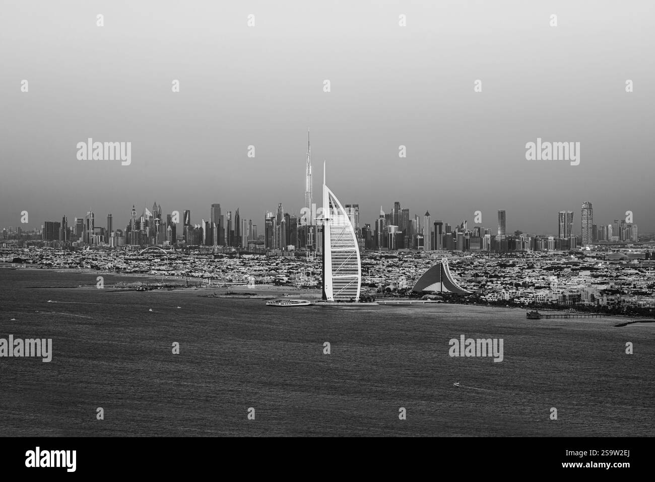 DUBAI, UNITED ARAB EMIRATES: Wunderschöne Innenstadt von Dubai bei Sonnenuntergang, Dubai, Vereinigte Arabische Emirate, Downtown, fantastische Skyline des Stadtzentrums mit luxuriösem Himmel Stockfoto