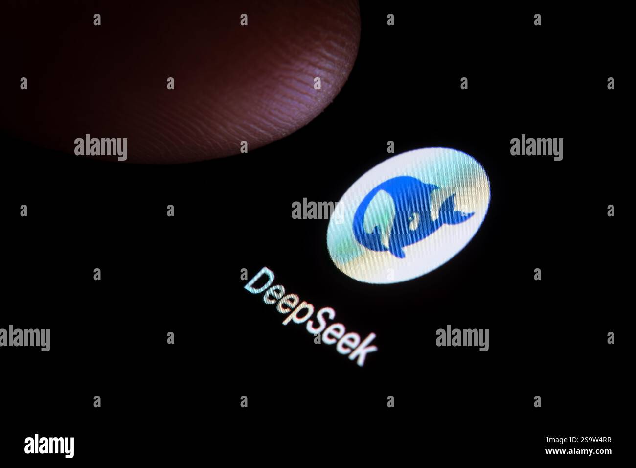 Die DeepSeek AI-App, die auf dem Smartphone und dem Finger angezeigt wird, wird sie berühren. Makro. Stafford, Vereinigtes Königreich, 26. Januar 2025 Stockfoto
