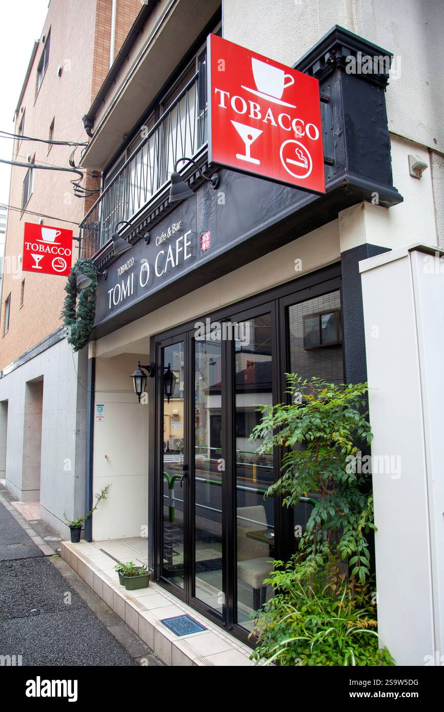 Café und Bar „Tomi O Cafe“ in Akabane, Tokio, Japan. Stockfoto