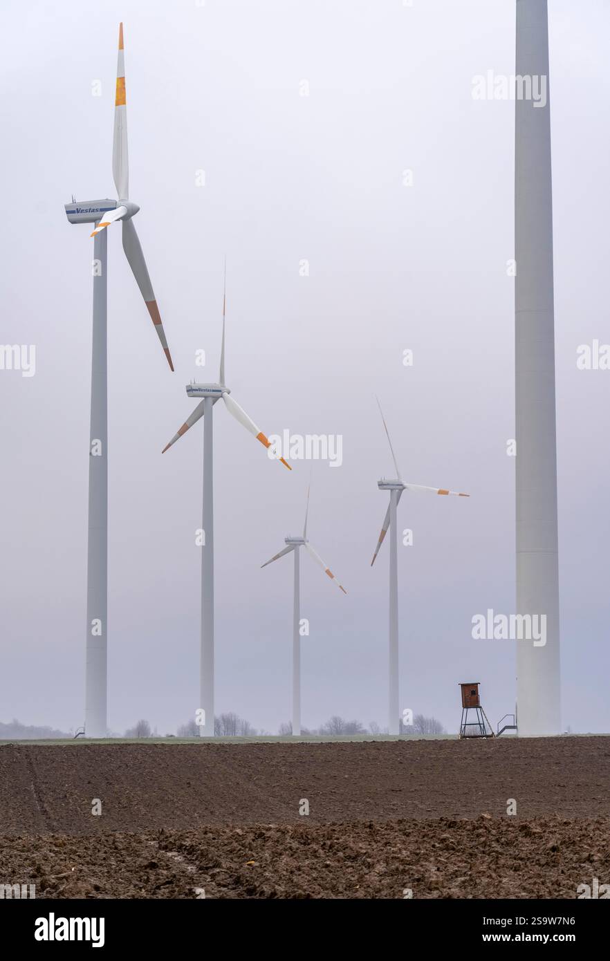 Windpark im Nebel, dunkle Doldrums, kein Wind, kein direktes Sonnenlicht, im rheinischen Braunkohlebergbau südlich des Tagebaues Garzweiler bei B Stockfoto
