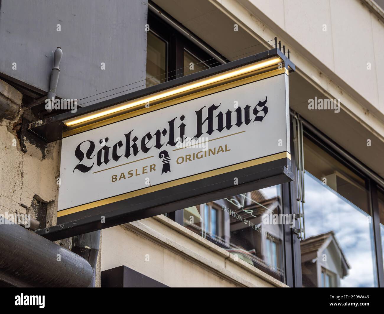 Basel, Schweiz - 17. Juli 2024: Lackerli Huus in Basel ist ein bekanntes und beliebtes Haus, das für seine traditionellen Schweizer Konfekt bekannt ist. Stockfoto