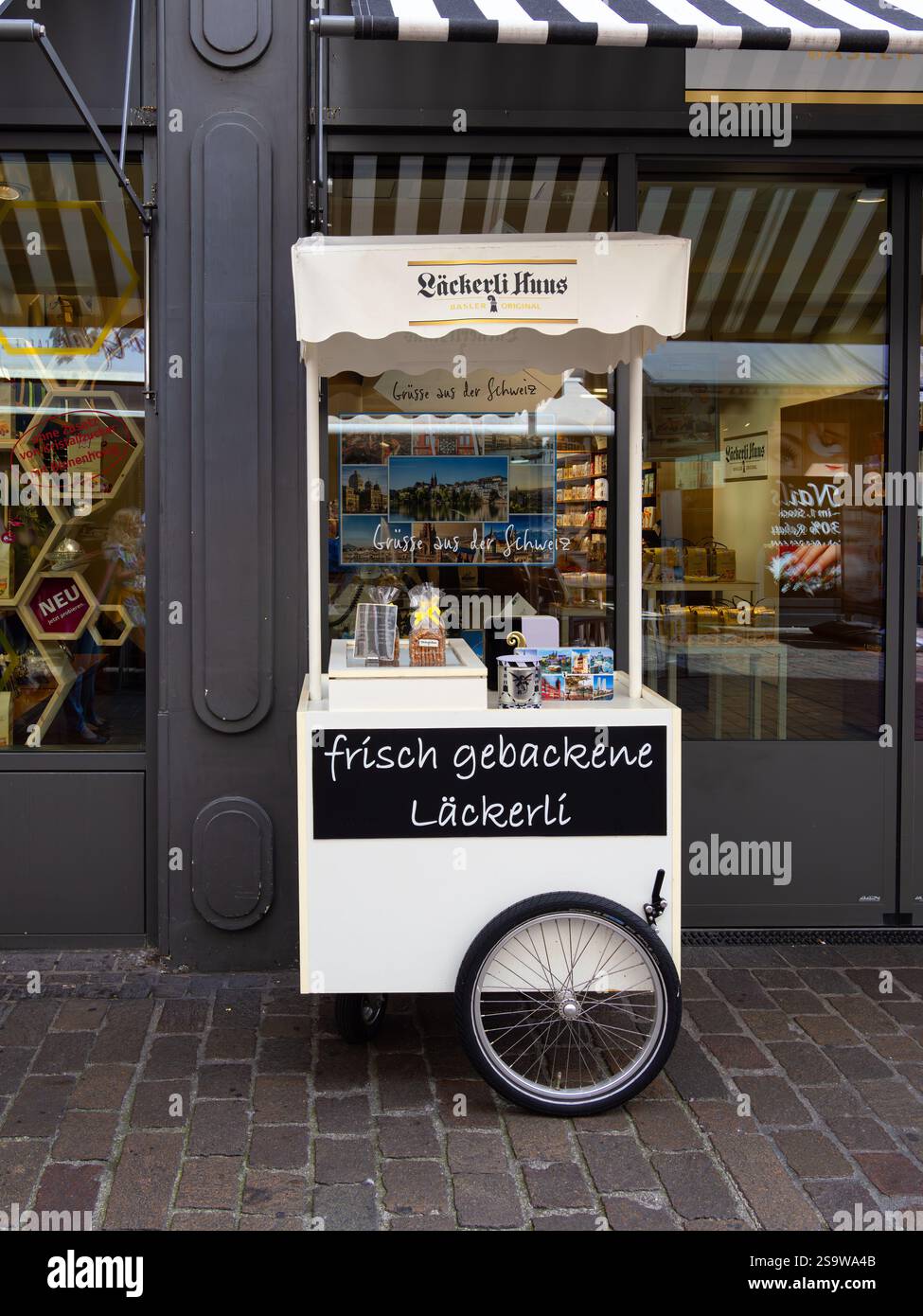 Basel, Schweiz - 17. Juli 2024: Lackerli Huus in Basel ist ein bekanntes und beliebtes Haus, das für seine traditionellen Schweizer Konfekt bekannt ist. Stockfoto