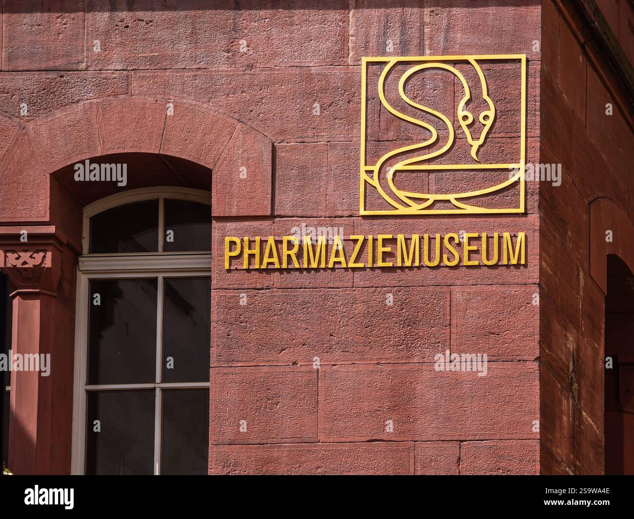 Basel, Schweiz - 17. Juli 2024: Das Pharmaziemuseum in Basel, Schweiz, ist eine einzigartige Institution, die das HIS zeigt Stockfoto