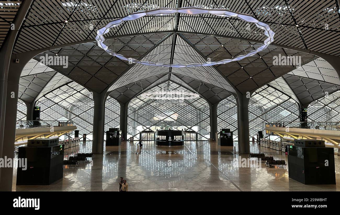 Mekka, Saudi-Arabien - 9. Januar 2025 : der Hochgeschwindigkeitsbahnhof Haramain in Makkah bietet moderne Verkehrsmittel, die wichtige Städte für Pilger verbinden Stockfoto